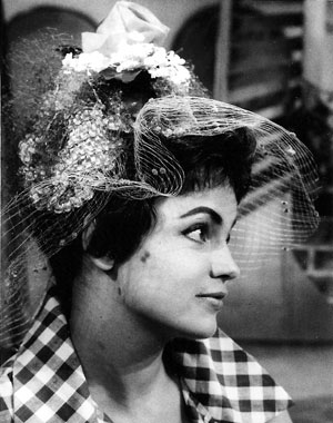 Szenefoto von Uta Sax aus 'Der blaue Strohhut' (1959)